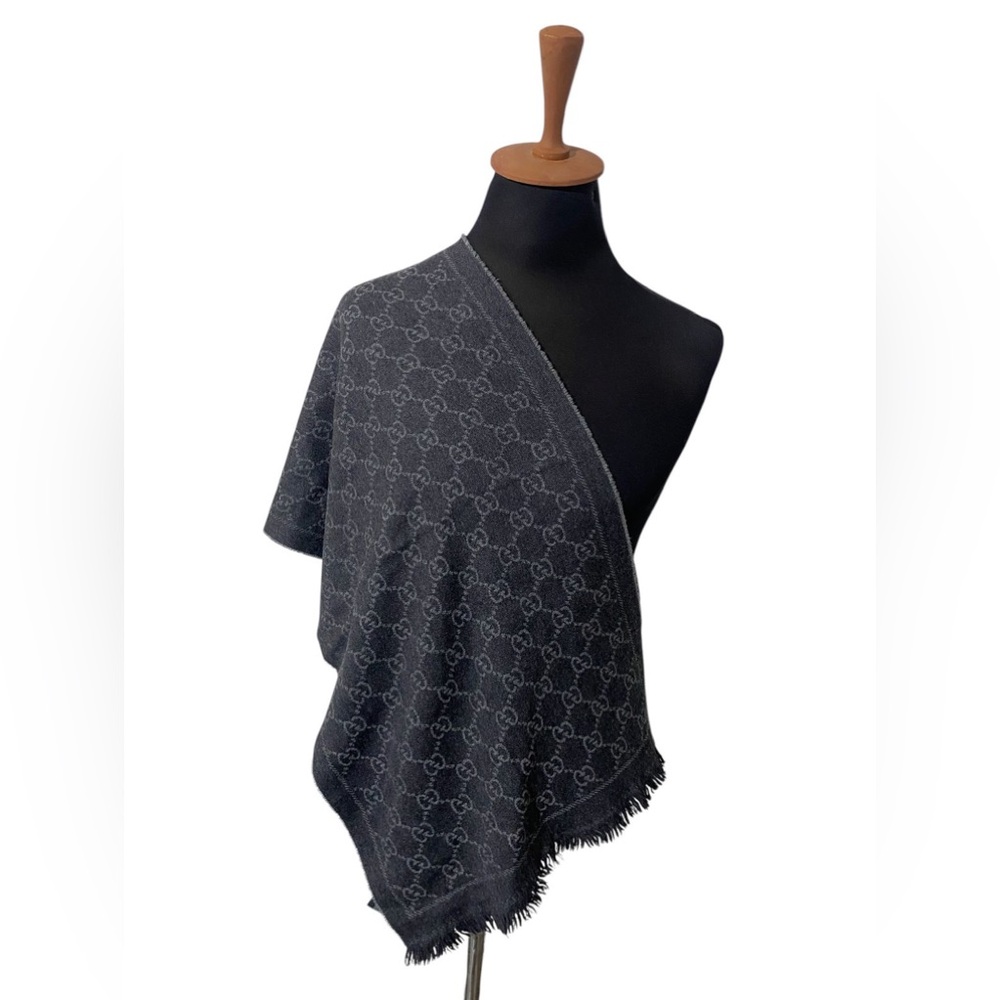 NEW GUCCI CHARCOAL GRAY GG PRINT GIANT WOOL SILK SHAWL WRAP SCARF 55" X 55"